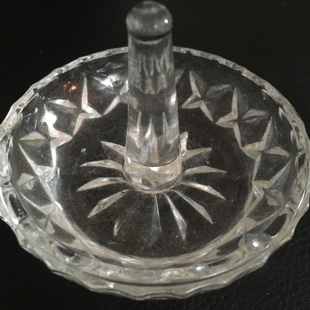 Crystal ring holder